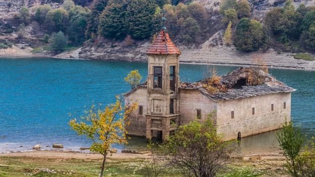 Kościół św. Mikołaja w miejscowości Mawrowo w Macedonii został zbudowany w 1850 roku i był dumą miejscowej społeczności. Marmurowy ołtarz, bogato zdobiony ikonostas, piękne ikony, książki i inne przedmioty użytku religijnego – ten wiejski kościółek był prawdziwą perełką. 

Krach nadszedł wraz z budową elektrowni wodnej Mawrowo. Teren został zalany, a kościółek zniknął pod wodą. Część cennych przedmiotów uratowano, o niektórych zapomniano. Choć był czas, gdy jedynie szczyt wieży ponad wodą przypominał o kościele, liczne susze znacznie obniżyły poziom wody i budowla zaczęła „powracać do żywych”. Szczególnie w miesiącach letnich zdarzało się, że kościół „wychodził na ląd” i można było do niego dojść suchą stopą. Kilka lat temu znalazła się również firma, która postanowiła odremontować  budynek i przywrócić mu dawną świetność. Widać tej świątyni nie było pisane być „podwodnym kościołem”.
