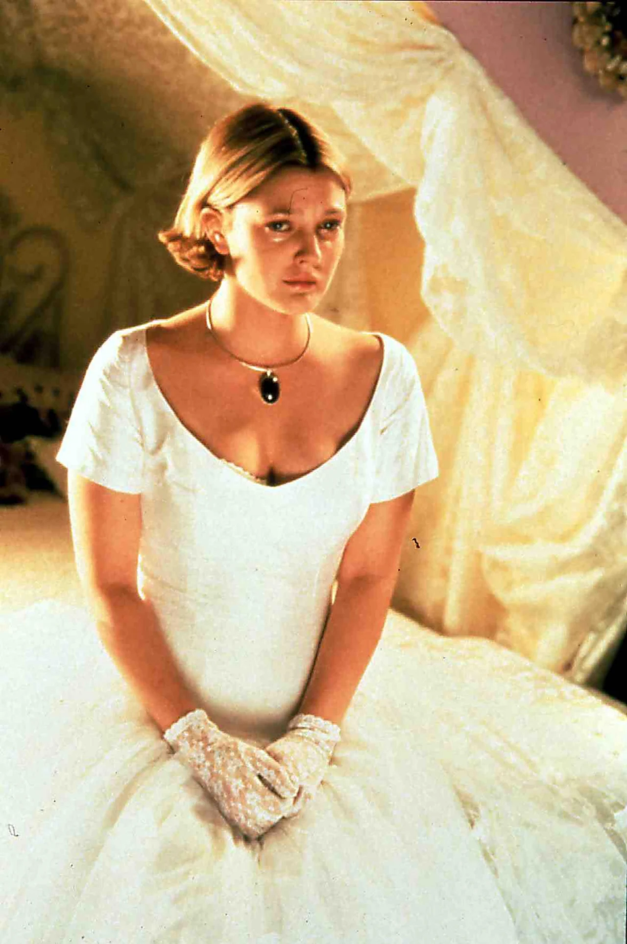 Jedna z najsłynniejszych ról aktorki z tamtego okresu pochodzi z komediodramatu "Od wesela do wesela" (1998), w którym wystąpiła wraz z Adamem Sandlerem. Stworzyła również bardzo udane kreacje w filmach: "Donnie" Darko", "Chłopaki mojego życia" i "Niebezpieczny umysł".

Na zdjęciu: Drew Barrymore w filmie "Od wesela do wesela"