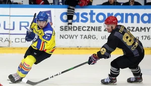 Hokeista Tauron Podhala Nowy Targ Alan Łyszczarczyk (z lewej) i Tomas Franek z Comarch Cracovii