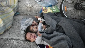 Wśród migrantów i uchodźców na Lesbos jest wiele dzieci, w tym sieroty