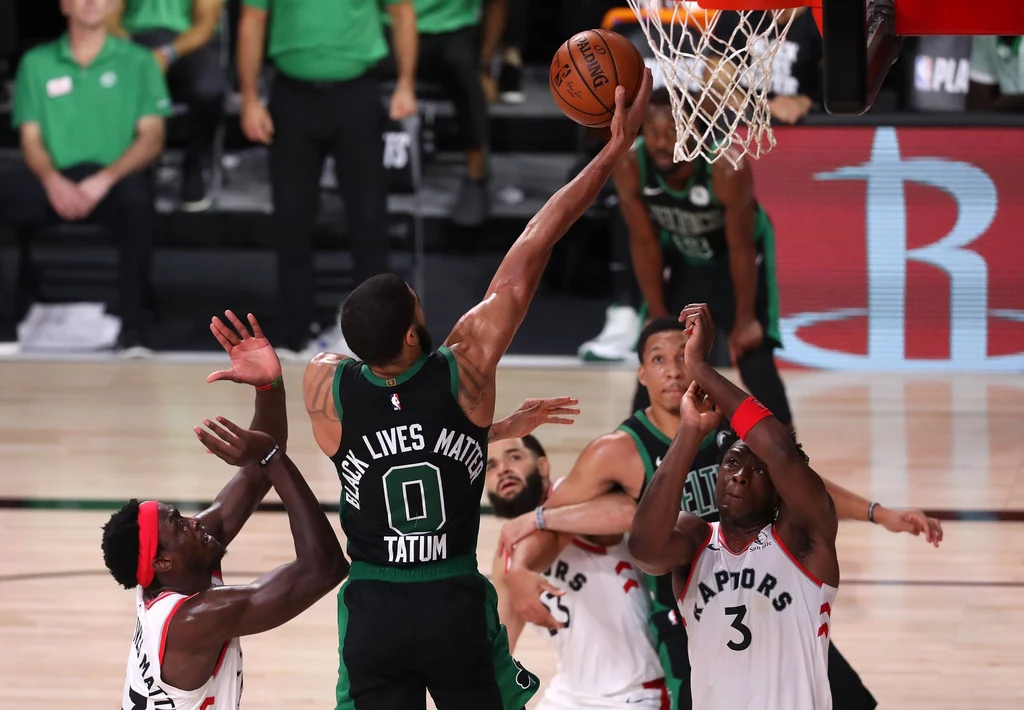 Jayson Tatum w akcji na kosz Raptors Jayson Tatum w akcji na kosz Raptors