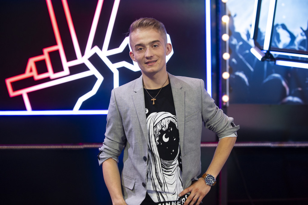 28-latek już pierwszymi dźwiękami zaskoczył trenerów "The Voice of Poland"