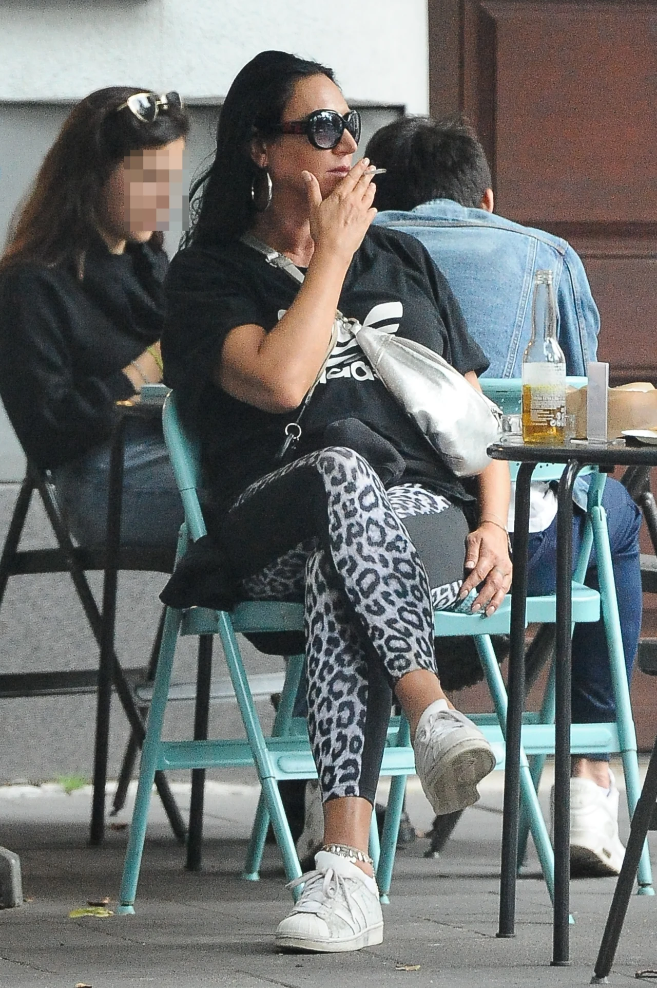 Segreguje odpady, nie je mięsa i dba o to, aby zużywać jak najmniej prądu. Poza tym kupuje kreacje w second handach, które lubi przerabiać. 