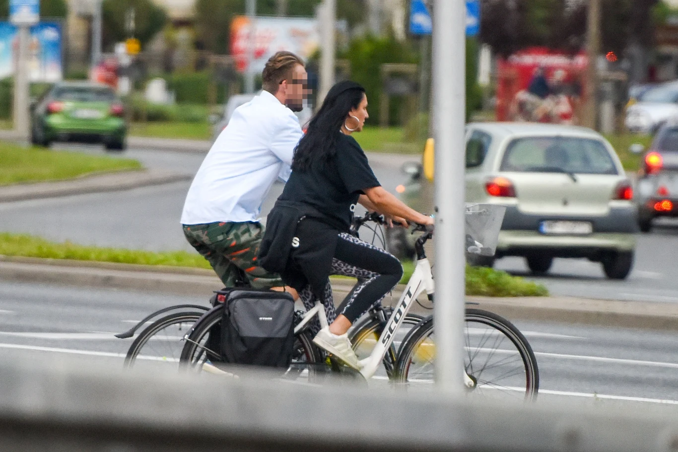 Jarosław, który ma za sobą nieudany związek, podobnie jak Kayah pragnie, by ta relacja okazała się trwała. Jego dwie córeczki już poznały ukochaną i ogromnie ją polubiły. 

