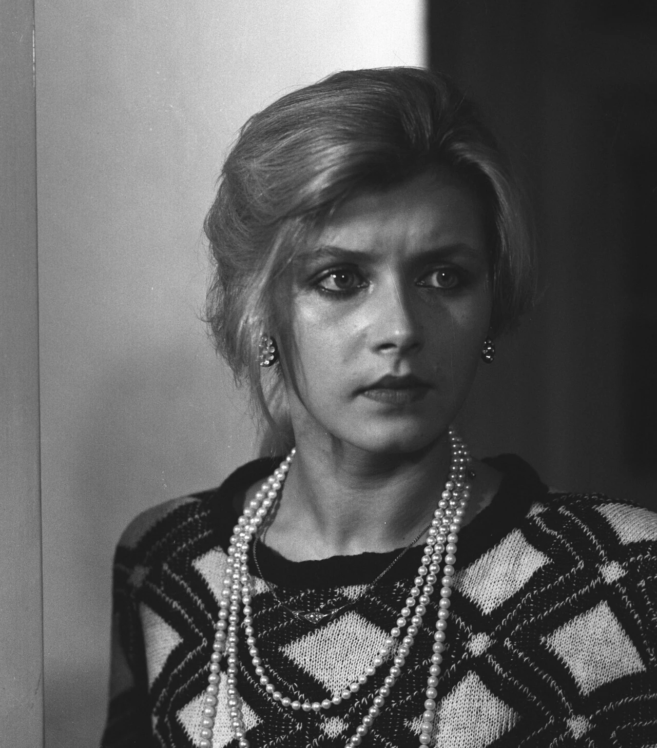 Jej życie prywatne również się nie układało. Po rozwodzie z Proboszem aktorka przeniosła uczucia na znacznie starszego od niej operatora filmowego i malarza Zbigniewa Kopanię. Kiedy odkryła, że jest zdradzana, odeszła. Pocieszenie znalazła w ramionach aktora Czesława Nogackiego, którego poznała w 1989 roku na planie filmu "Powrót wabiszczura". Zaborczy i zazdrosny kochanek nie pozwalał jej grać. Uzależniony od alkoholu Nogacki szybko wciągnął ją w nałóg. "Pił i bił. I ja piłam, z rozpaczy i niemocy. Byłam otępiała, nie przyjmowałam niczyjej pomocy" - mówiła Maria Probosz w rozmowie z "Super Expressem".