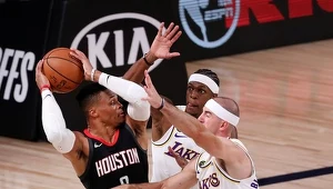 Russell Westbrook #0 z Houston Rockets kontra Alex Caruso #4 i Rajon Rondo #9 z Los Angeles Lakers