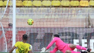 Radosław Majecki (z prawej) podczas swojego jedynego meczu w Ligue 1 z FC Nantes