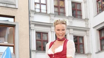 Mimo że najpopularniejsze na świecie chmielne dożynki nie odbędą się w tym roku, to ich fani doczekali się wyboru Miss „Wiesn-Playmate” Oktoberfest 2020. Została nią piękna blondynka, Natascha Hofman. Dziewczyna pochodzi z Trybingi, niemieckiego miasta położonego w południowo-zachodniej części kraju. Mimo to Natascha jest świetnie rozeznana w stolicy piwnego święta, Monachium. Mieszka tam od wielu lat.

Piękna Niemka na co dzień pozuje do zdjęć zamieszczanych w kultowym magazynie „Playboy”. Modelka prowadzi również aktywnie media społecznościowe, a w jednym z instagramowych postów wyjaśniła fanom, dlaczego zdecydowała się na współpracę ze wspomnianym wyżej tytułem. 
