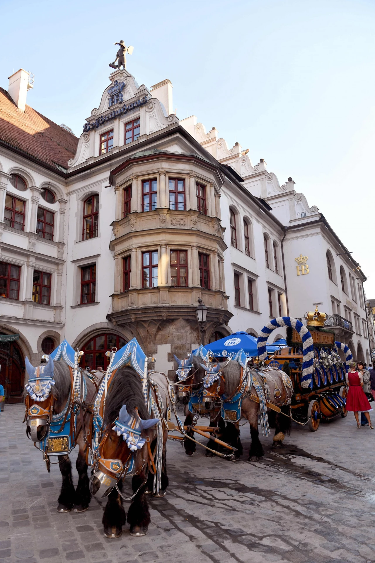 „Pozuję dla Playboya, ponieważ mogę. Czuję się z tym dobrze i mam wrażenie, że robię coś wspaniałego. Dzięki tej pracy otworzyłam się na świat i wyszłam wreszcie ze swojej strefy komfortu. Nie miałam wcześniej w zwyczaju pozować do podobnych zdjęć. Sesje dla Playboya były dla mnie czymś zupełnie nowym. Zrobiłam to, aby zyskać pewność siebie” – pisze Natascha. Hofman wzięła udział w specjalnej sesji, której motywem przewodnim był festiwal piwa. Modelka zapozowała do zdjęć w tradycyjnym drindlu. Włosy miała natomiast splecione w fantazyjny warkocz. „Pozuję dla Playboya, ponieważ mogę. Czuję się z tym dobrze i mam wrażenie, że robię coś wspaniałego. Dzięki tej pracy otworzyłam się na świat i wyszłam wreszcie ze swojej strefy komfortu. Nie miałam wcześniej w zwyczaju pozować do podobnych zdjęć. Sesje dla Playboya były dla mnie czymś zupełnie nowym. Zrobiłam to, aby zyskać pewność siebie” – pisze Natascha. Hofman wzięła udział w specjalnej sesji, której motywem przewodnim był festiwal piwa. Modelka zapozowała do zdjęć w tradycyjnym drindlu. Włosy miała natomiast splecione w fantazyjny warkocz.