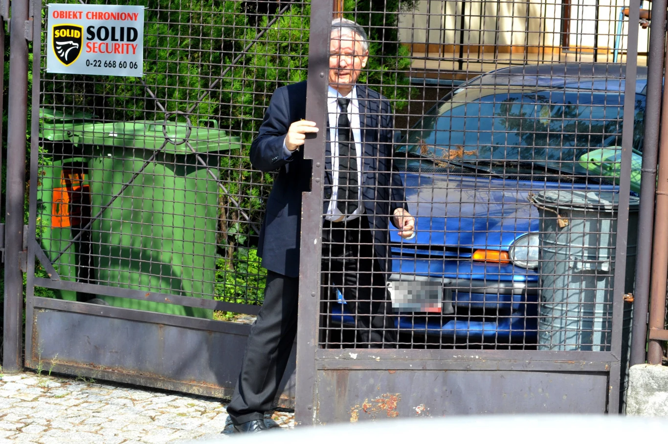 Jarosław Kaczyński przed domem Jarosław Kaczyński przed domem