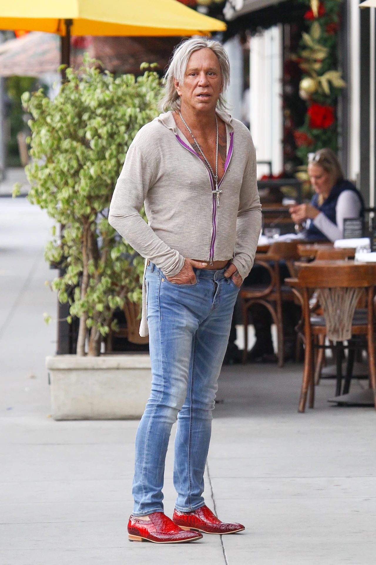 Zaszokował filmowy świat, wracając na ekrany kin rewelacyjną rolą w dramacie "Zapaśnik" (2008) i kilku innych filmach (m.in. "Sin City" z 2005 i 2014 roku). Nikt się nie spodziewał, że jako aktor jeszcze wróci na szczyty. "Zapaśnik" otrzymał Złoty Glob i nagrodę główną na festiwalu w Wenecji, a sam Mickey Rourke nominację do Oscara.