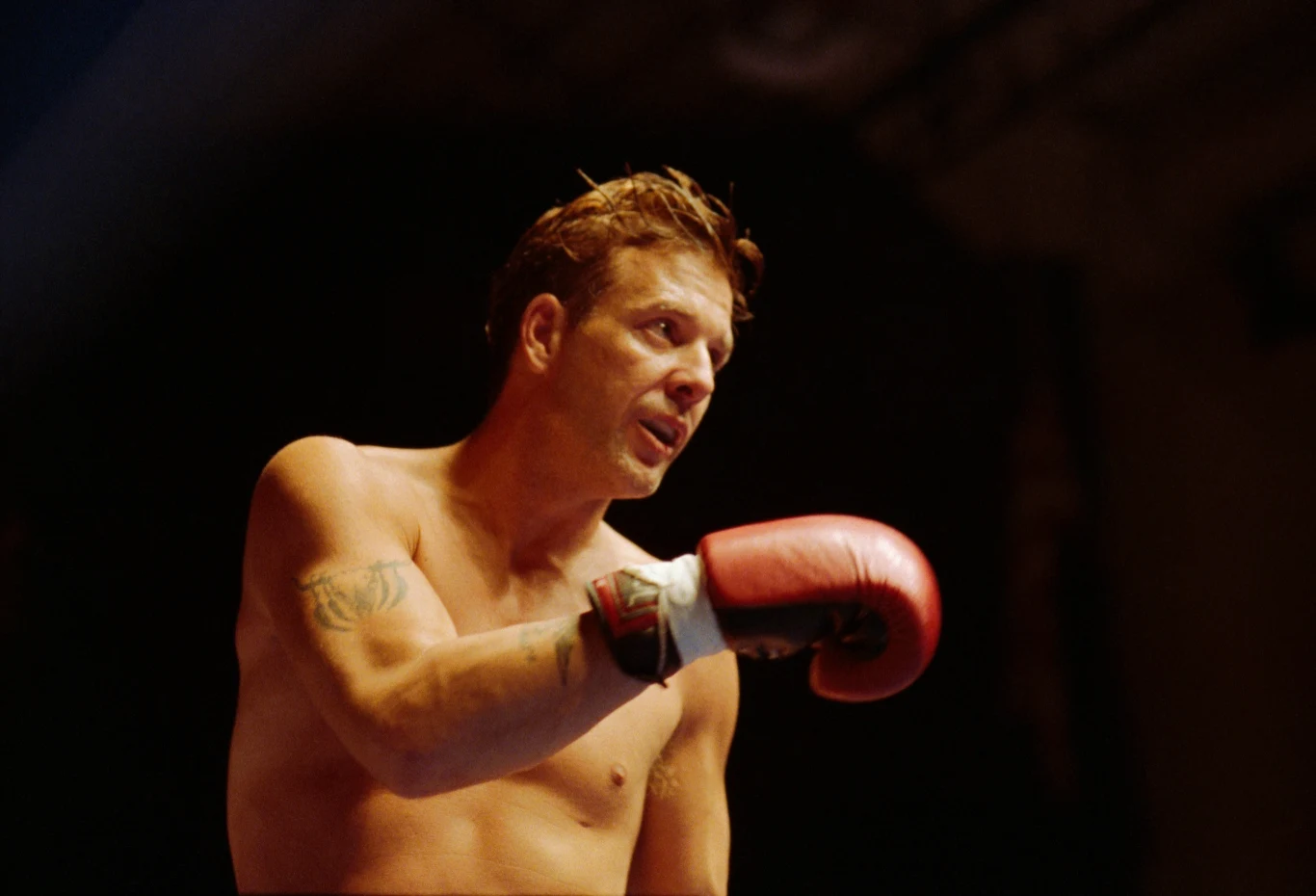 W 1991 roku Mickey Rourke wrócił na ring jako profesjonalny bokser o pseudonimie
"El Marielito". Podczas walk, stoczonych do przejścia na bokserską emeryturę w 1994 roku, nabawił się deformacji twarzy, które zmusiły go do poddania się szeregowi operacji plastycznych.