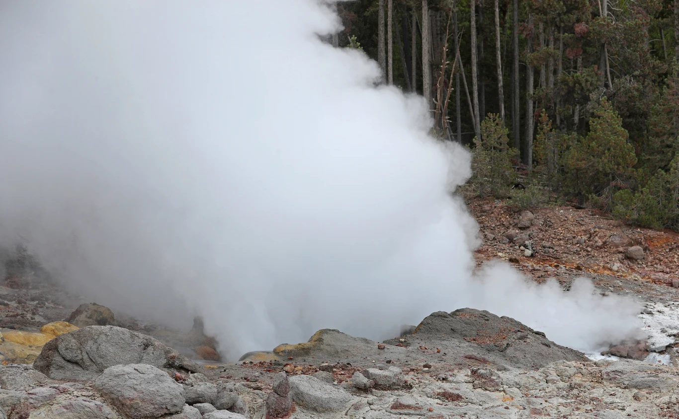 W Parku Yellowstone znajduje się najwyższy gejzer na świecie, buchający parą na ponad 90 metrów w górę
