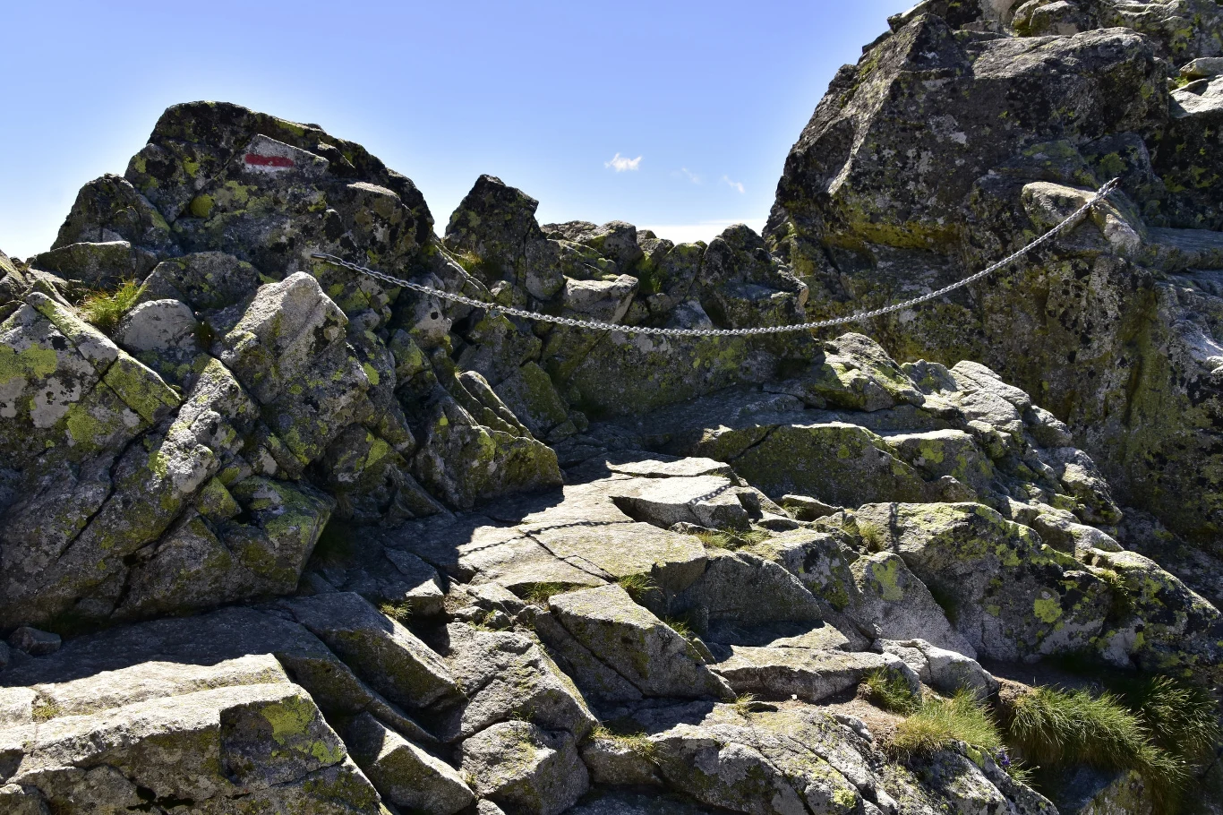 Na pomysł szlaku - i nadania mu nazwy Orla Perć - wpadł na przełomie XIX i XX wieku poeta młodopolski, piewca Tatr, krakowianin Franciszek Henryk Nowicki Na pomysł szlaku - i nadania mu nazwy Orla Perć - wpadł na przełomie XIX i XX wieku poeta młodopolski, piewca Tatr, krakowianin Franciszek Henryk Nowicki
