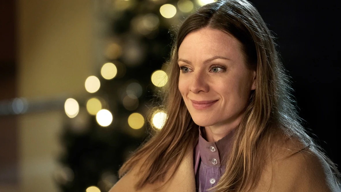 Magdalena Boczarska jako Dagmara
Kobieta, która postawi "zawodowe" życie Mela (Tomasz Karolak) na głowie. Zasadnicza, zdecydowana, "sfokusowana na target" bizneswoman, przedstawicielka londyńskiej centrali w Agencji Mikołajów, przyjeżdża do Polski, by wprowadzić zupełnie nowe, korporacyjne zasady do świata wigilijnych tradycji. Po latach przygód Mela - trafiła kosa na kamień. I chociaż Dagmara ucieka od magii świąt w korpo-znieczulicę, a Wigilię zamierza spędzić sama w hotelowym pokoju, to los szykuje dla niej Gwiazdkę, którą zapamięta na długo...