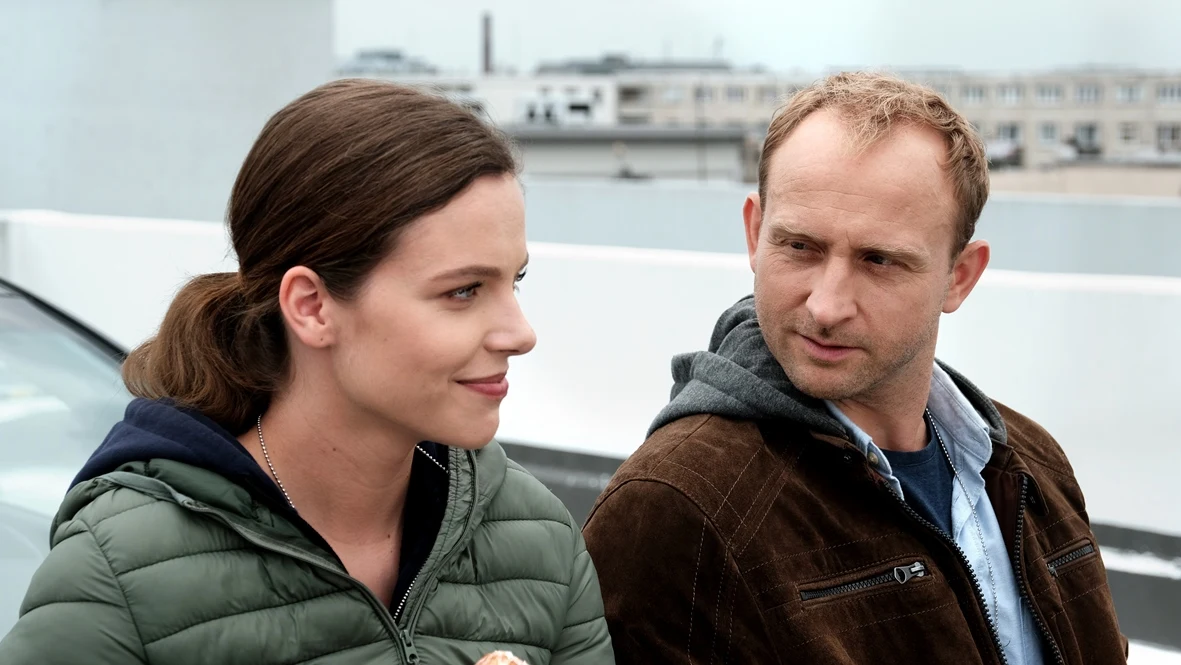 Vanessa Aleksander jako Monika
Święta to czas, gdy nawet osoby, które znamy, mogą nas zaskoczyć... To właśnie spotyka Filipa (Borys Szyc) podczas wigilijnego dyżuru z Moniką. Młoda policjantka ma surowe podejście do zasad i charakter zgoła odmienny od roztrzepanej dziewczyny Filipa, Karoliny (Magdalena Różczka)… Mimo krótkiego stażu na komendzie już wypracowała sobie opinię "twardej baby" i służbistki, z którą nie warto zadzierać. Jak poradzi sobie z nią Filip? I czy ich wspólny świąteczny patrol pomoże Monice zrozumieć, że w życiu są ważniejsze sprawy niż... kodeks drogowy?