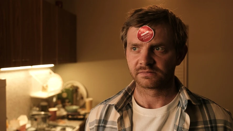 Rafał Zawierucha jako Stefan
Każdy z nas zna kogoś takiego jak on… Programista-pracoholik, który wychodzi z domu tylko, gdy kończą mu się zapasy mrożonej pizzy. Gdyby nie źle zaadresowana przesyłka świąteczna, zapewne nie wiedziałby nawet, że jest już Wigilia. Wyjaśnienie gwiazdkowej pomyłki sprawi, że te święta Stefan będzie zmuszony przeżyć nie w świecie wirtualnym, a rzeczywistym… 