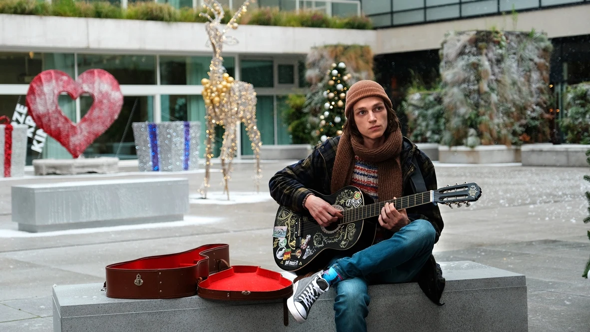 Michał Zieliński jako Igor
Szalenie utalentowany uliczny grajek, który co chwila wpada w kłopoty. Jeśli nie ściga go właśnie straż miejska, to robi to zafascynowana jego głosem prezenterka radiowa - Karolina (Magdalena Różczka). Pozornie beztroski chłopak ma bardzo skomplikowaną przeszłość. Czy w te święta uda mu się wyjść na prostą?