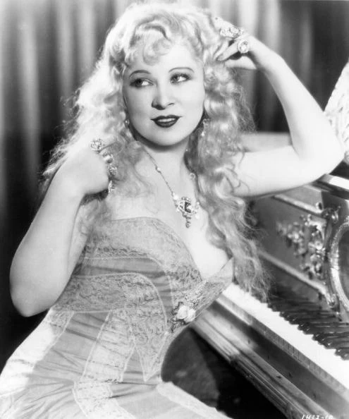 Mae West była nie tylko aktorką, ale też sama tworzyła. Żyła sztuką, łamała schematy i lubiła mówić, co myśli. Kwestie związane z seksualnością nie stanowiły dla niej tematu tabu, co w tamtym okresie nie było wcale takie oczywiste. 