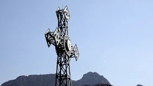 Replika krzyża na Giewoncie przed Sanktuarium Najświętszej Rodziny w Zakopanem. W Święto Podwyższenia Krzyża Świętego wierni przepraszali Boga za bluźnierstwa i znieważenie Krzyża na Giewoncie przez powieszenie flagi LGBT