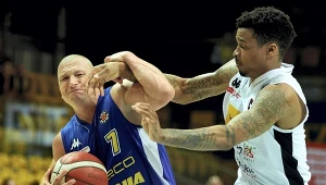 Koszykarz Asseco Arka Gdynia Krzysztof Szubarga (L) i Sherron Dorsey-Walker (P) z drużyny Pszczółka Start Lublin