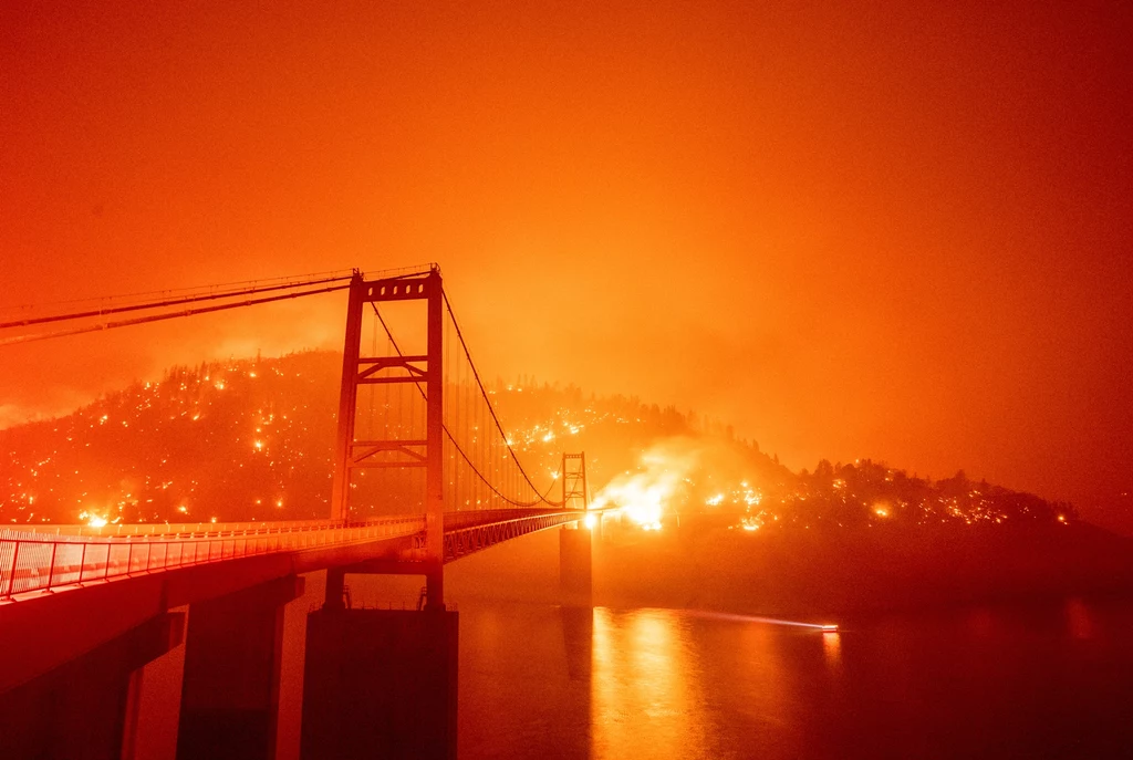 Płonący most Bidwell Bar nad jeziorem Oroville w Kalifornii