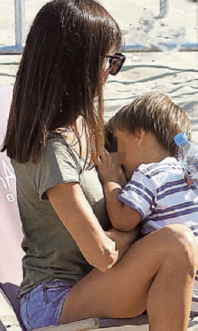 Marta Kaczyńska karmiąca synka/ zdj. Super Express