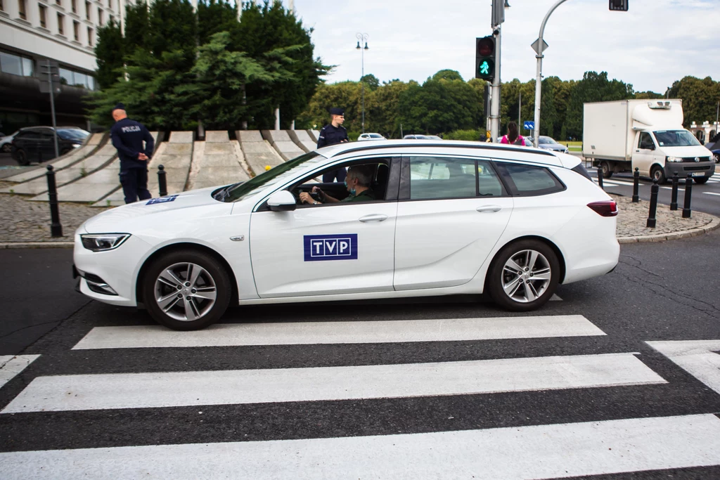 TVP ma pieniądze, to wydaje. Kupuje nowe auta, a nawet... myjnię