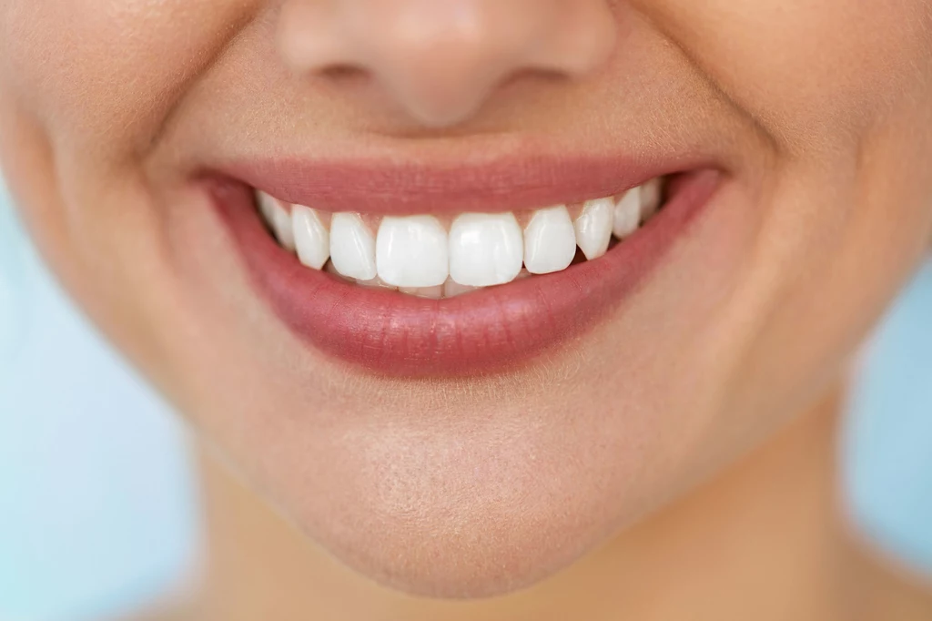 Wystarczy oczyszczenie powierzchni zębów z nalotu i kamienia, żeby od razu stały się jaśniejsze