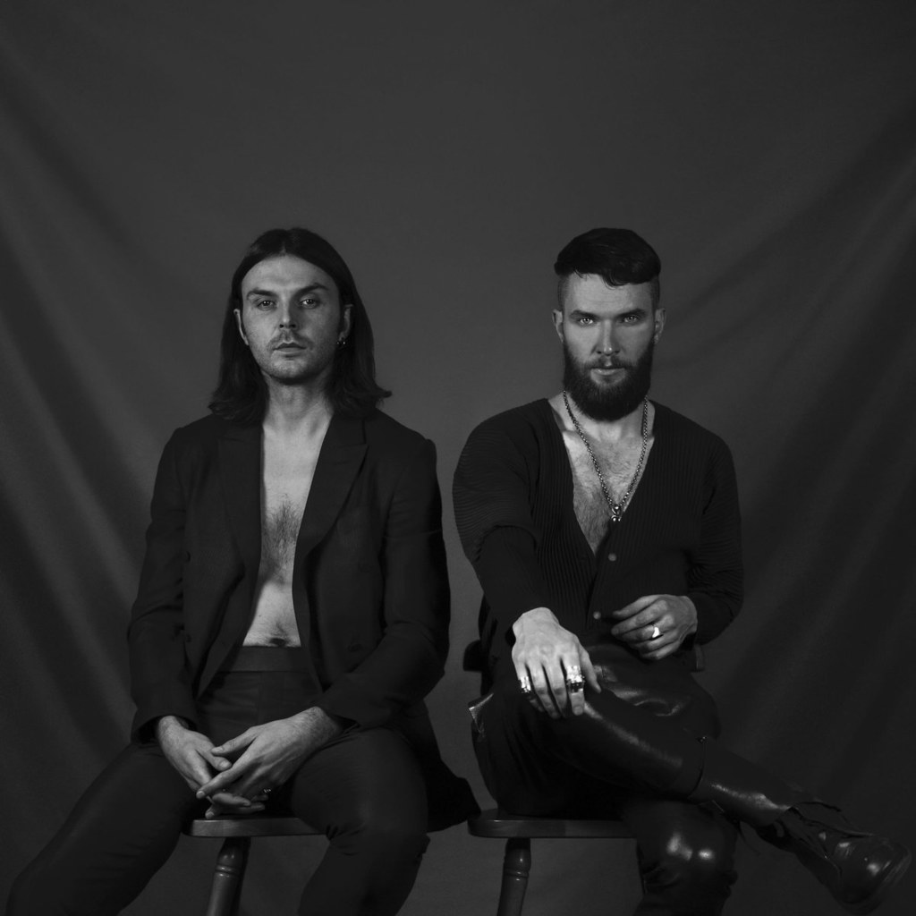 Hurts na okładce płyty "Faith"