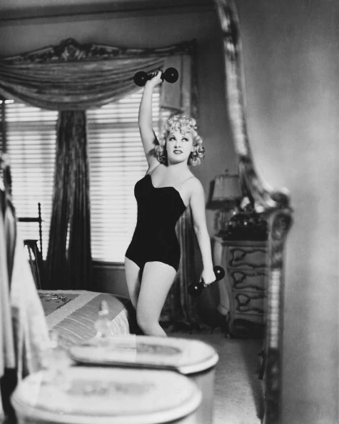 Mówiło się, że w szczytowym momencie Mae West zarabiała więcej niż słynny Charlie Chaplin. W 1934 roku jej przychód miał osiągać około 400 tysięcy dolarów. Nikogo nie powinno jednak to dziwić, biorąc pod uwagę, jak bardzo oryginalna aktorka była w swoim zachowaniu i wyglądzie. Seksowna blondynka potrafiła skraść każde show. Miała niewiele ponad sto pięćdziesiąt centymetrów wzrostu, a temperamentem z pewnością mogłaby obdzielić całe Hollywood. Do dziś przez wielu jest uważana za jedną z najseksowniejszych aktorek w historii kina. 