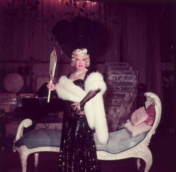 Mae West stawiała karierę na pierwszym miejscu. Była zabawna, charyzmatyczna i utalentowana nie tylko aktorsko, ale również muzycznie. Miała tyle wdzięku, że trudno było oderwać od niej wzrok, kiedy pojawiała się na scenie. Podczas gali rozdania Oscarów w 1958 roku razem z Rockiem Hudsonem wykonała "Baby, It’s Cold Outside", a rok później wydała swoją bestselerową autobiografię. Chociaż na ekranie kreowała się na kusicielkę, potrafiła też ulokować swoje uczucia na dłużej. Była raczej wierna, choć nie stroniła od ludzi. Podobno jeszcze po sześćdziesiątce tańczyła w nocnych klubach. W 1911 roku wyszła za Franka Szatkusa, z którym była do chwili rozwodu w 1942 roku. Nigdy więcej nie wyszła już za mąż, ale jedenaście lat później związała się z młodszym od siebie o trzy dekady, zapaśnikiem Paulem Novakiem, z którym była aż do swojej śmierci w 1980 roku. Artystka zmarła w wieku 87 lat z powodu komplikacji po wylewie. 
