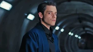 Rami Malek w scenie z filmu "Nie czas umierać"