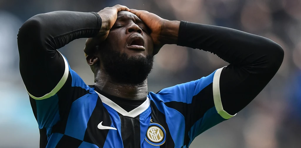Napastnik Interu Mediolan i reprezentacji Belgii - Romelu Lukaku w bardzo ostrych słowach skomentował swoje statystyki z FIFY 21. Rosły Belg stwierdził, że EA Sports miesza w statystykach, niekoniecznie trafnie oceniając napastnika. Dodał także w niecenzuralny sposób, że nie popiera tego stanu rzeczy.