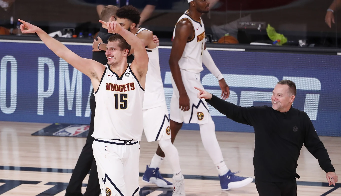 Nikola Jokić (numer 15) i Michael Malone, trener Denver Nuggets Nikola Jokić (numer 15) i Michael Malone, trener Denver Nuggets