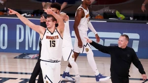 Nikola Jokić (numer 15) i Michael Malone, trener Denver Nuggets