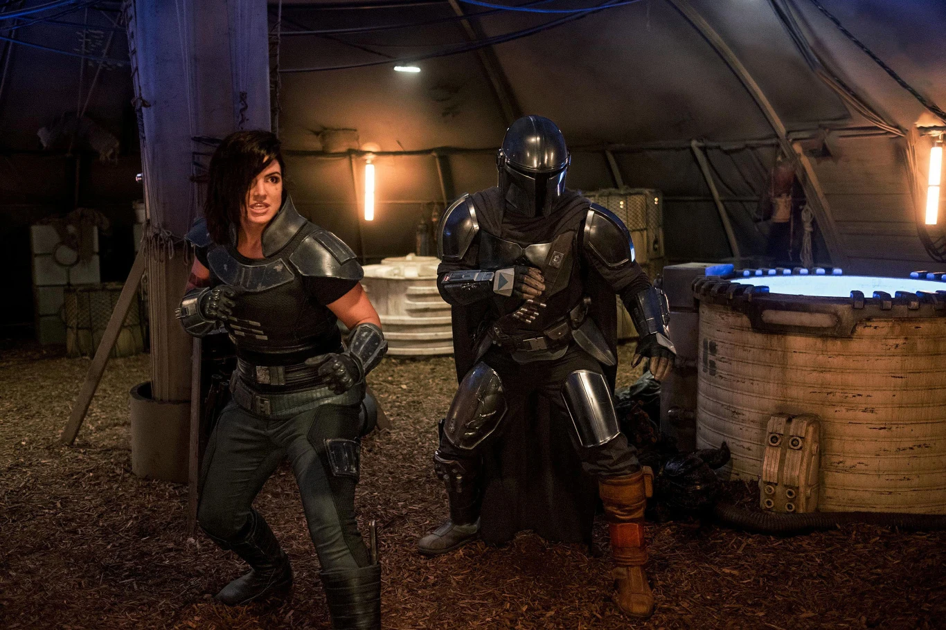 Po zwolnieniu Carano przez LucasFilm firma Hasbro, producent serii zabawek: "Mandalorian Black Series" i "The Vintage Collection", anuluje składane przez Internet zamówienia figurek przedstawiających Carę Dune. Sprawa zrobiła się głośna, gdy jeden z internautów umieścił na Twitterze informację, że jego zamówienie zostało odrzucone (już po dokonaniu wpłaty). Zamiast figurki Cary Dune, otrzymał informację, że zwrot pieniędzy otrzyma niebawem, a operator "przeprasza za niedogodności i bardzo dziękuje za wyrozumiałość". Po nim zaczęli zgłaszać się kolejni.
W sprzedaży podobno pozostają jeszcze figurki z kolekcji Vintage, jednak internauci skarżą się, że coraz trudniej je dostać. I faktycznie, przeglądając oferty sklepów internetowych, w prawie każdym odnajdujemy informację "brak w magazynie". Nic dziwnego, że ceny tych figurek na aukcjach internetowych wystrzeliły w kosmos (100-140 dolarów). Po zwolnieniu Carano przez LucasFilm firma Hasbro, producent serii zabawek: "Mandalorian Black Series" i "The Vintage Collection", anuluje składane przez Internet zamówienia figurek przedstawiających Carę Dune. Sprawa zrobiła się głośna, gdy jeden z internautów umieścił na Twitterze informację, że jego zamówienie zostało odrzucone (już po dokonaniu wpłaty). Zamiast figurki Cary Dune, otrzymał informację, że zwrot pieniędzy otrzyma niebawem, a operator "przeprasza za niedogodności i bardzo dziękuje za wyrozumiałość". Po nim zaczęli zgłaszać się kolejni.
W sprzedaży podobno pozostają jeszcze figurki z kolekcji Vintage, jednak internauci skarżą się, że coraz trudniej je dostać. I faktycznie, przeglądając oferty sklepów internetowych, w prawie każdym odnajdujemy informację "brak w magazynie". Nic dziwnego, że ceny tych figurek na aukcjach internetowych wystrzeliły w kosmos (100-140 dolarów).