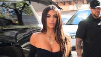 Z kolei w zestawieniu z wysokimi szpikami, podkreślając doskonałość sylwetki będzie stanowić idealną kreację na wieczorowe wyjście.  

Kim Kardashian