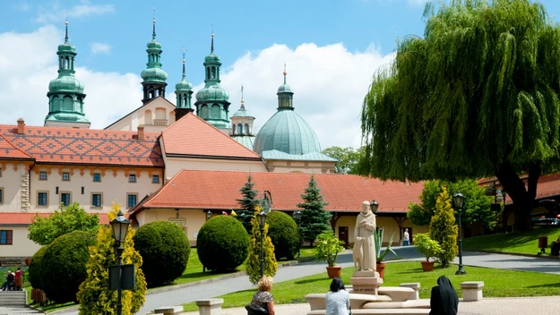 Kalwaria Zebrzydowska

W Kalwarii Zebrzydowskiej znajduje się nie jeden kościół, ale cały zespół obiektów sakralnych. Jego powstanie wiąże się z osobą Mikołaja Zebrzydowskiego. Ten, żyjący na przełomie XVI i XVII wieku szlachcic, znany był ze swej wielkiej pobożności. Pod wpływem dzieła Christiana Adrichomiusza, opisującego Jerozolimę w czasach Chrystusa, Zebrzydowski w 1602 postanowił ufundować w Kalwarii zespół budynków, który nawiązywałyby do układu urbanistycznego Jerozolimy u zarania naszej ery. 
