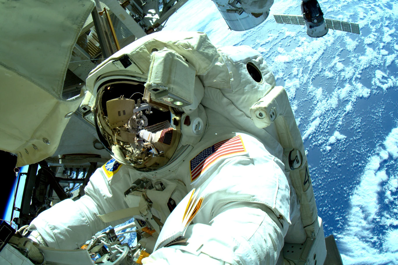 Astronauci w przestrzeni kosmicznej są narażeni na silne promieniowanie 
