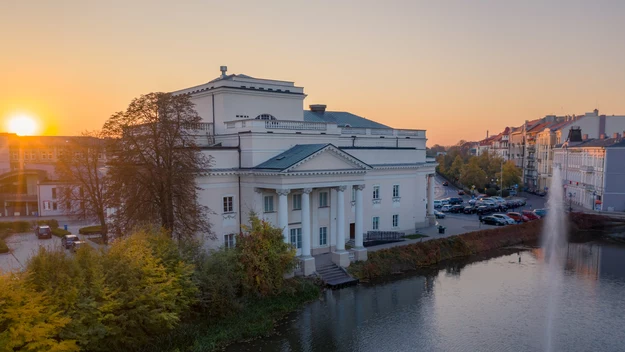 Gmach „teatru na wodzie” w Kaliszu, zbudowany  w dwudziestoleciu międzywojennym, architektonicznie dopasowany został do ratusza.
Tekst: DJ
Źródło: Życie na gorąco
