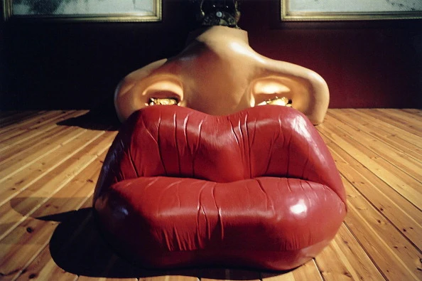 Kojarzycie słynną sofę, przypominającą swoim wyglądem usta? To dzieło Salvadora Dalego wykonane specjalnie na cześć Mae West. Robi wrażenie prawda? Warto przypomnieć sobie też najbardziej znane cytaty aktorki. Niektóre z nich są naprawdę kultowe: "To nie mężczyźni w moim życiu są tacy ważni, lecz życie w moich mężczyznach". "Małżeństwo to wspaniała instytucja, ale nie jestem jeszcze gotowa na żadną instytucję". "Kiedy mam wybierać między jednym złem a drugim, zwykle wybieram to, którego jeszcze nie próbowałam". "Kiedy jestem dobra, jestem bardzo dobra, ale kiedy jestem zła, to jestem jeszcze lepsza". "Czy masz rewolwer w kieszeni, czy tylko tak się cieszysz na mój widok?" Już teraz rozumiecie, dlaczego Mae West budziła takie zainteresowanie? 