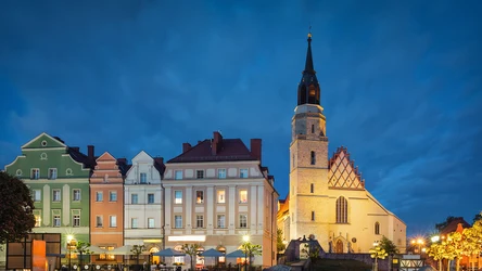 Bolesławiec to urokliwe miasto położone w województwie dolnośląskim. Słynie ze wspaniałej ceramiki, ale ma do zaoferowania o wiele więcej atrakcji. Dlaczego warto odwiedzić Bolesławiec?