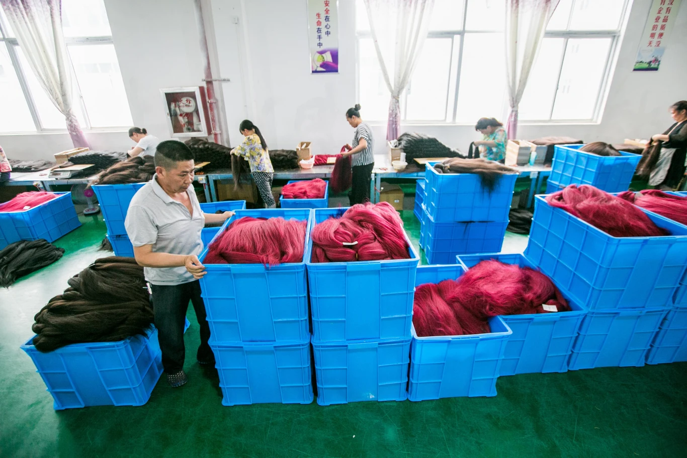 Chińska fabryka włosów w Bijie.