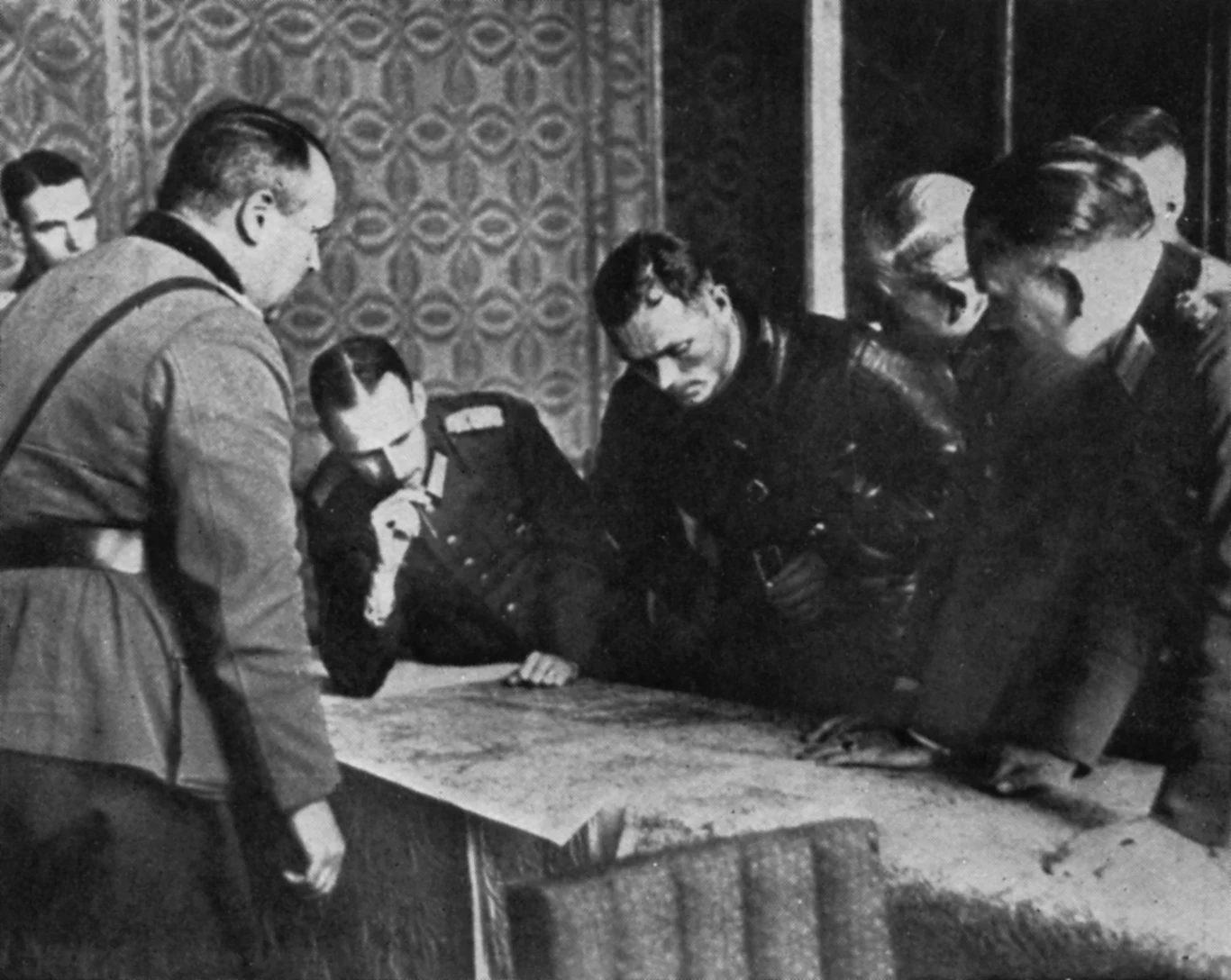 Na zdjęciu: Niemieccy i sowieccy dowódcy nad mapą Polski we wrześniu 1939 roku