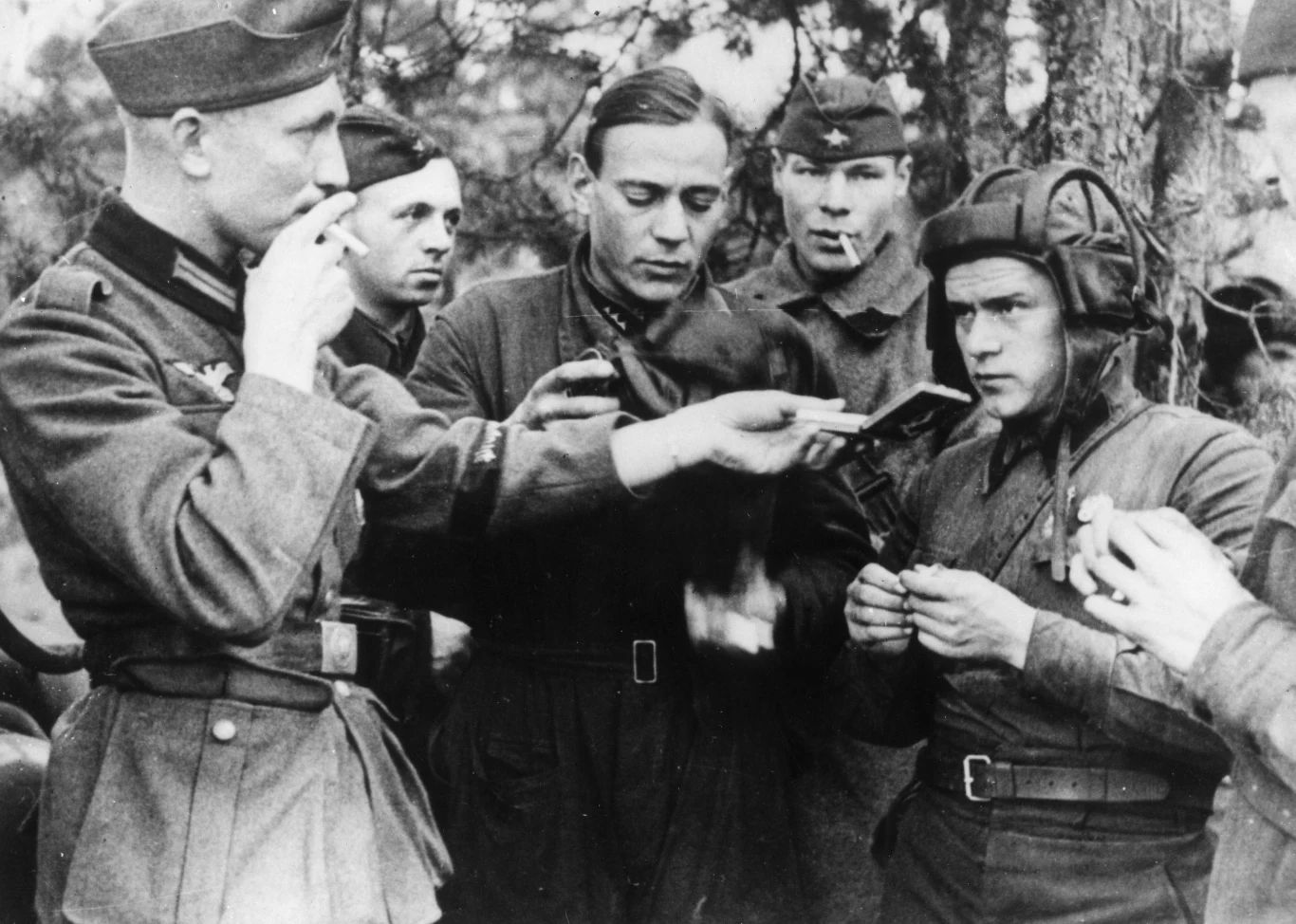 Niemiecki żołnierz częstuje czerwonoarmistów papierosami