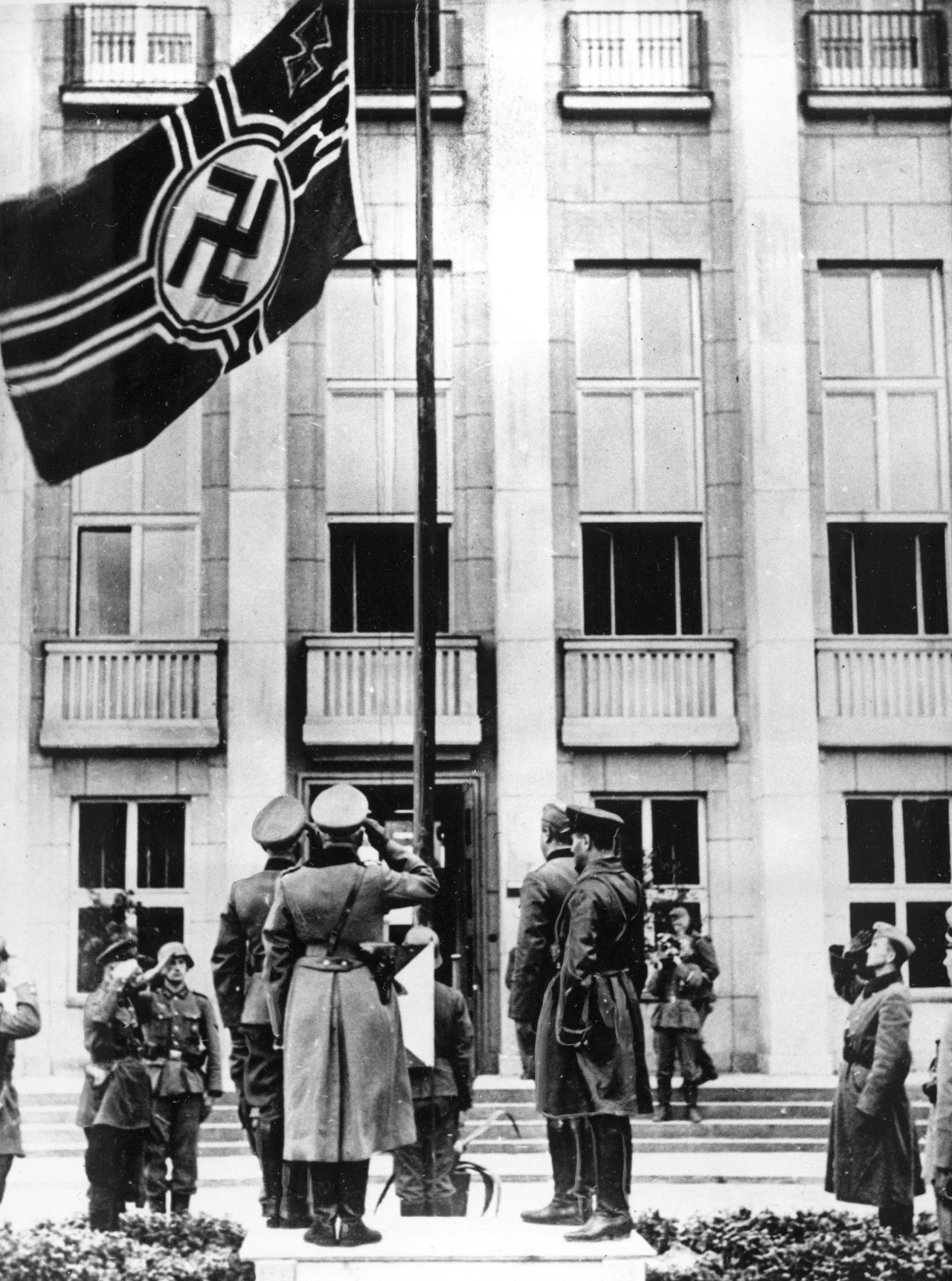 Niemieccy i sowieccy oficerowie pod flagą III Rzeszy w Brześciu Litewskim 