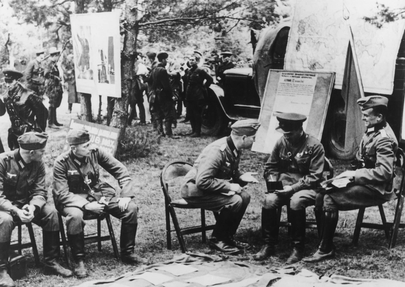 Na zdjęciu: Spotkanie niemieckich i sowieckich oficerów w Brześciu Litewskim, 20 września 1939 roku