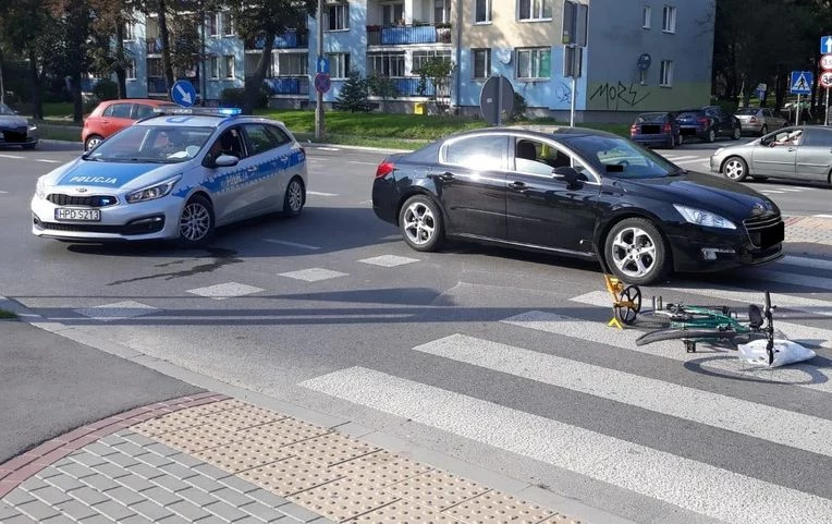 W tym zdarzeniu winę za kolizję ponosi kierująca peugeotem, ale do szpitala trafiła rowerzystka