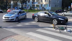 W tym zdarzeniu winę za kolizję ponosi kierująca peugeotem, ale do szpitala trafiła rowerzystka